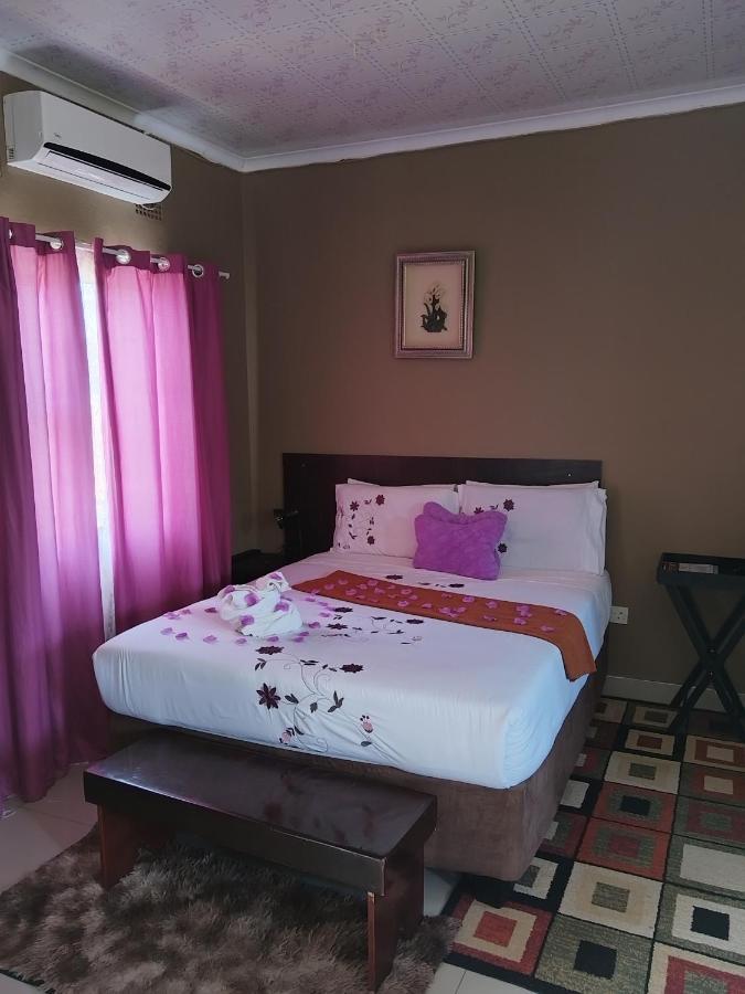 Looks Cottages Self Catering Apartments Kasane Exteriér fotografie