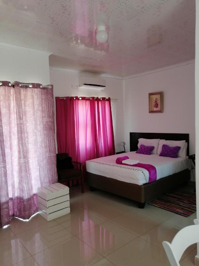 Looks Cottages Self Catering Apartments Kasane Exteriér fotografie